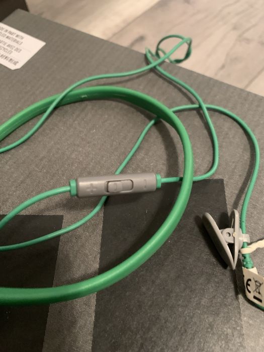 Casti alergat cu buton de volum