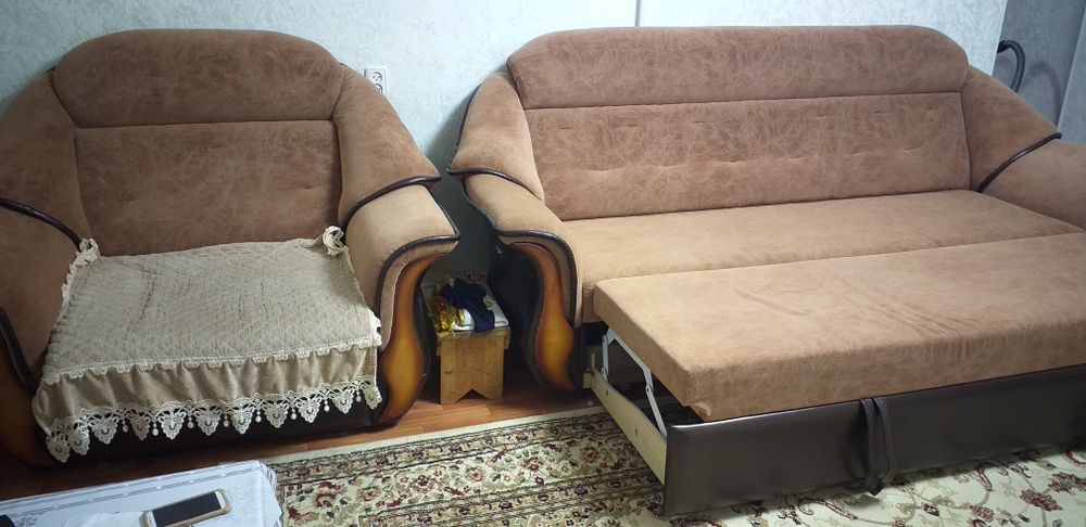 Диван с креслом коричневый