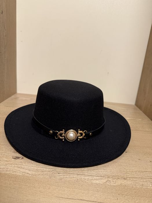 Дамска шапка с декоритви елементи