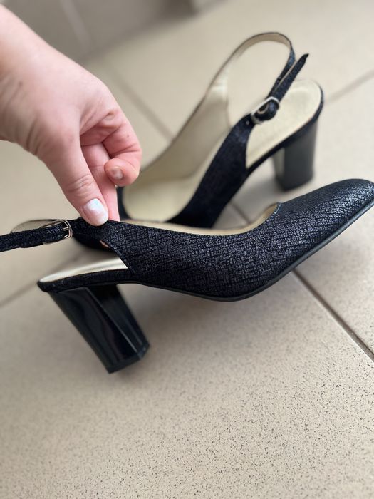 Pantofi cu toc, din piere