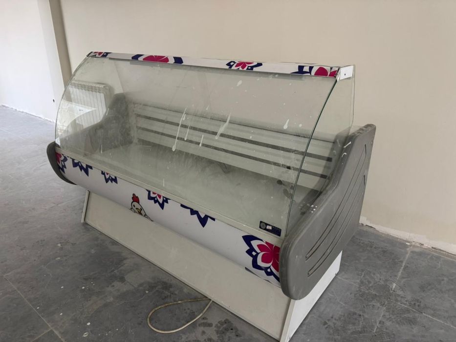 Продам витринный холодильник
