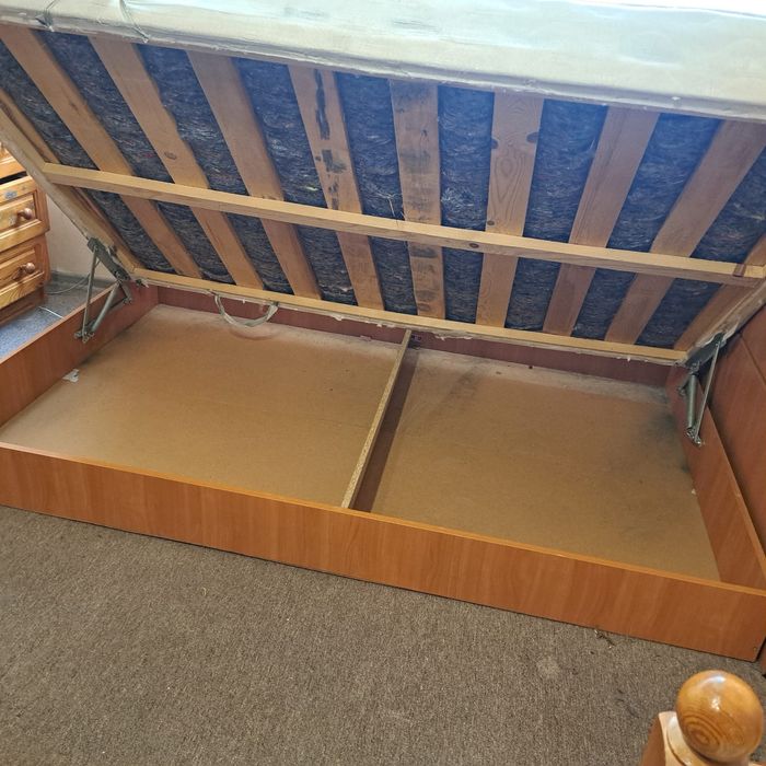 Приста с ракла и място за съхранение