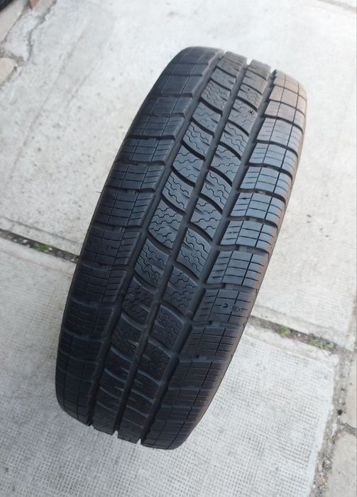 O bucată 215/65 R16C M+S iarnă - una Vredestein Semperit