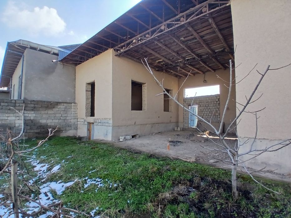 Uy sotiladi 50 metrlik yo‘lni yuzidan