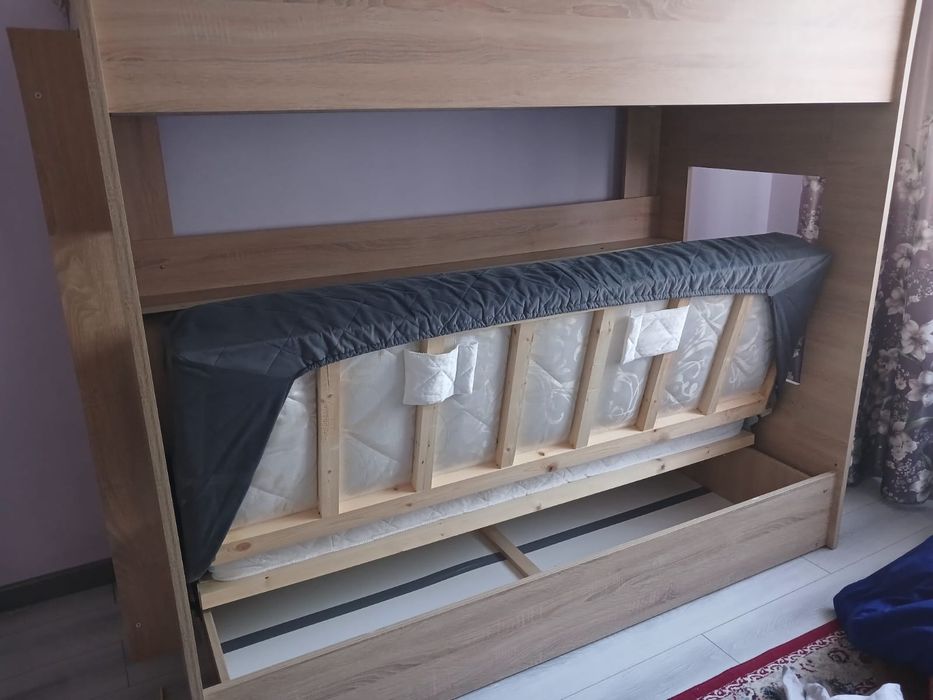 Продам двухъярусную кровать диван