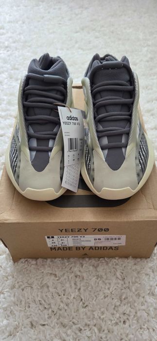 Adidas Yeezy 700 V3,originali,marimea 36,gri noi,cu eticheta