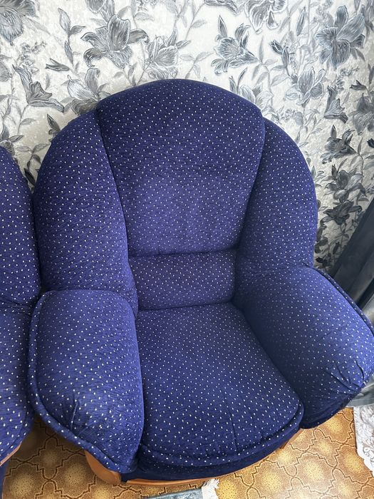 Отдаю диван и два кресла