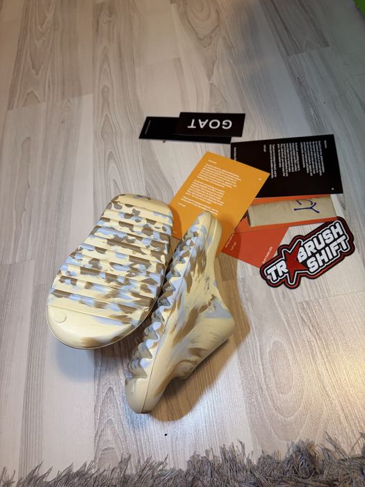 Yeezy Slides – Size 40 – Minimal Essential