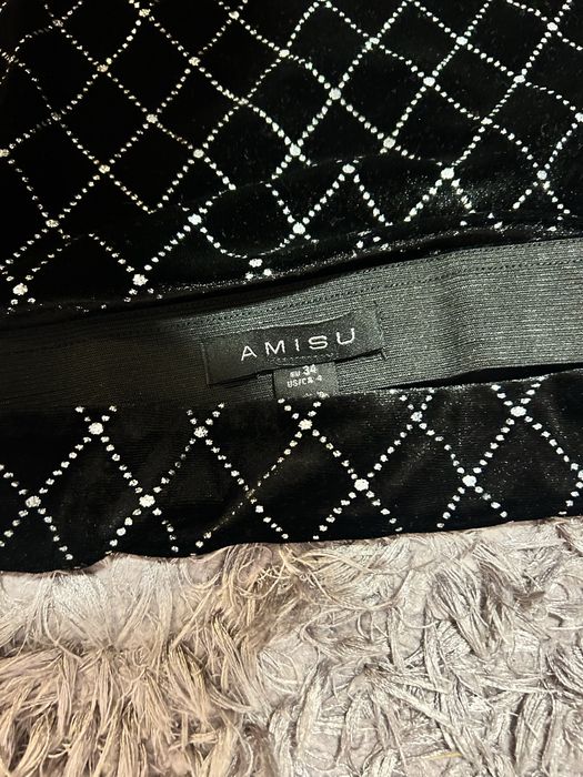 Черна бляскава пола по тялото