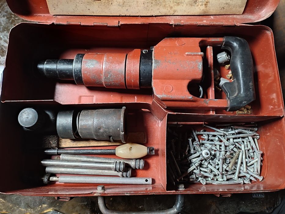 Дюбельныи пистолет