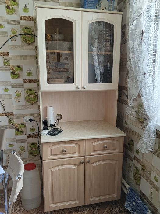 Кухонный буфет в отличном состояний