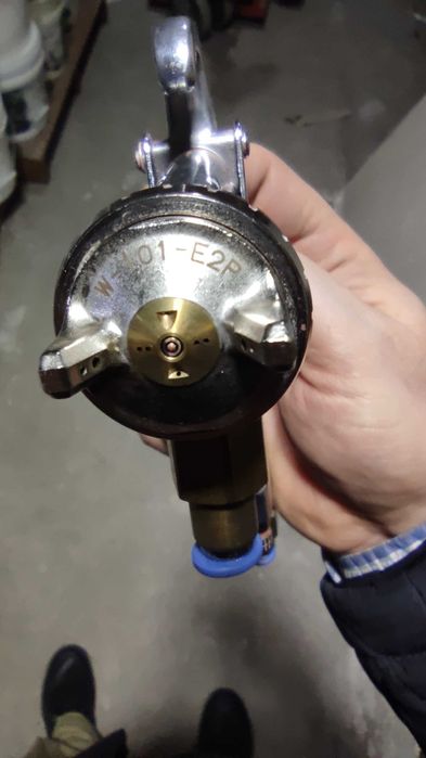 Новый японский краскопульт Anest Iwata W-101 с напорным бачком