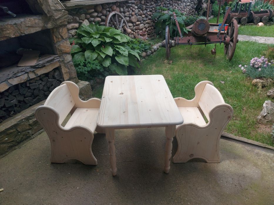 Детска маса със столче,етажерка