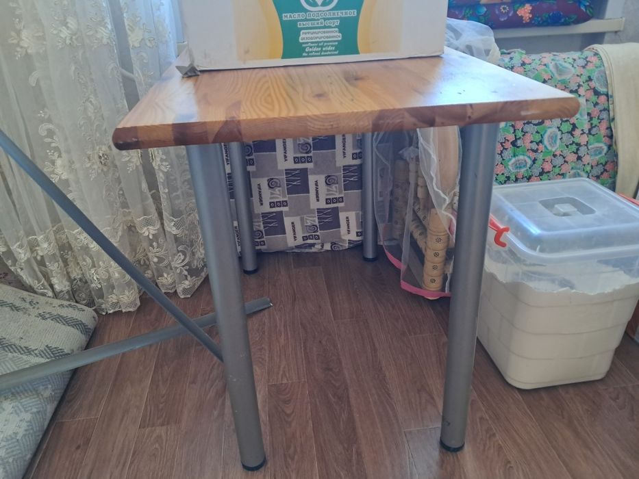 Стол без стулчика