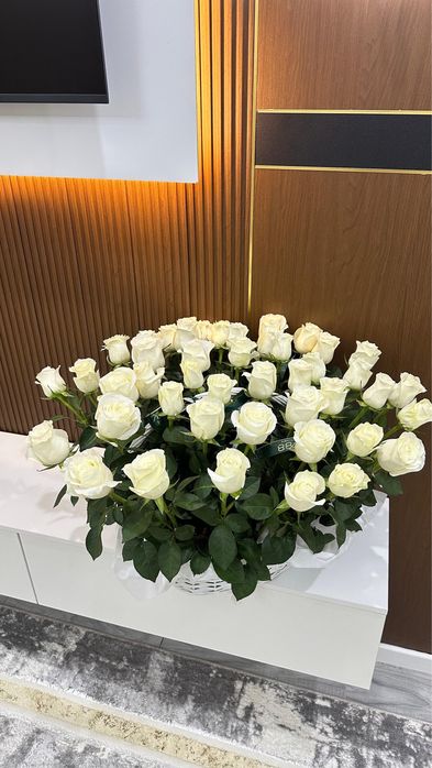 Белые розы с корзинкой