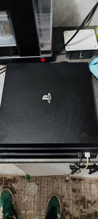 Vând PS4 pro 1tb