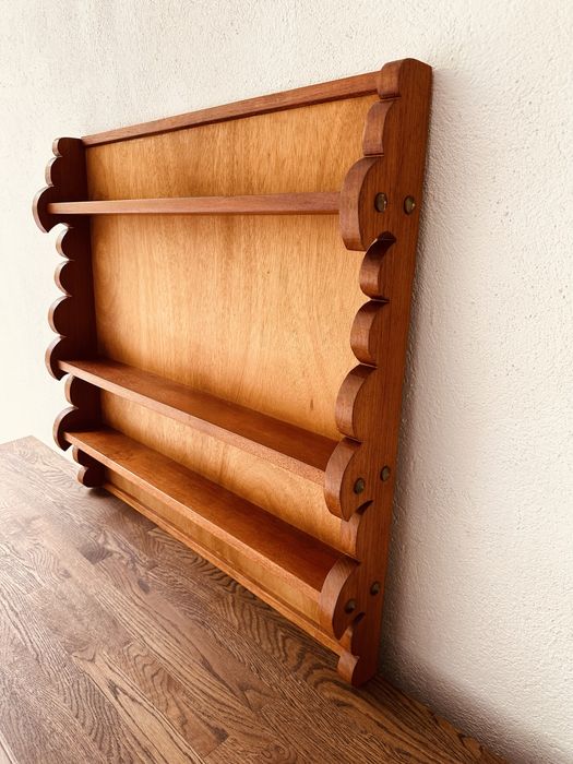 Дървен стенен рафт – масив, ръчна изработка