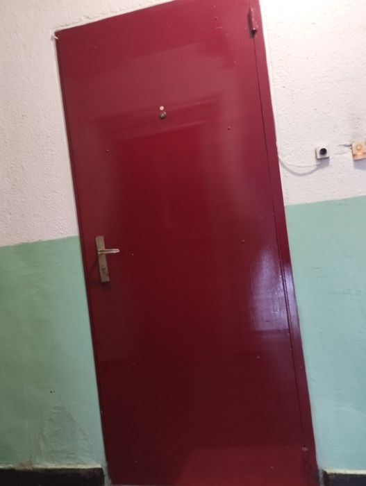 Желязна външна врата