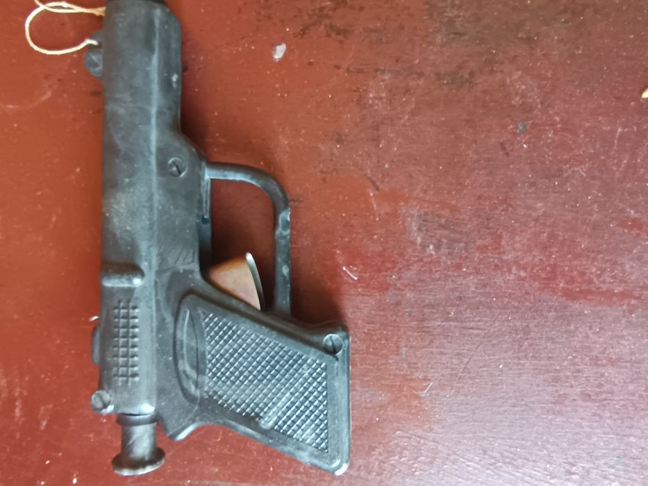Pistol de jucărie f rarr romanesc