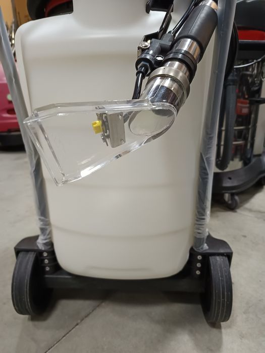 Професионална перяща прахосмукачка