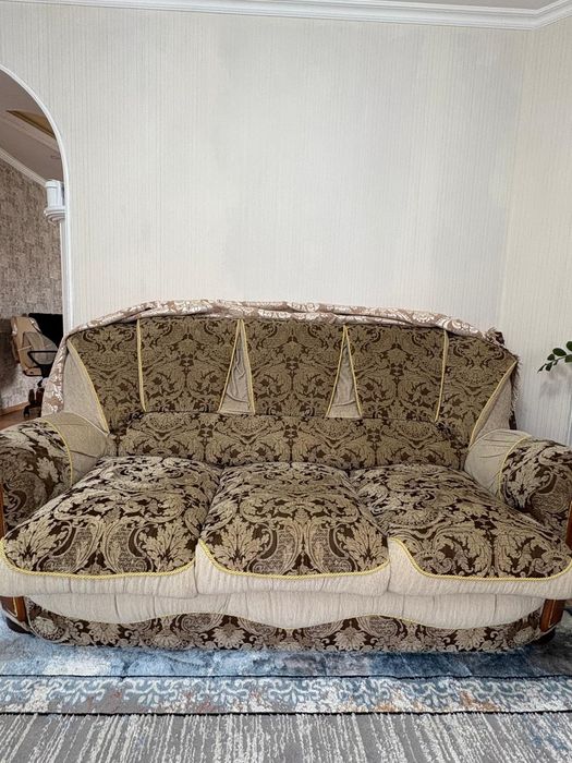 Продам диван с двумя креслами