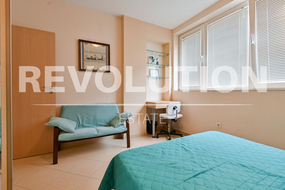 Дава се под наем Тристаен апартамент в София, Лозенец - 100 кв.м за 1000 € - Снимка #9