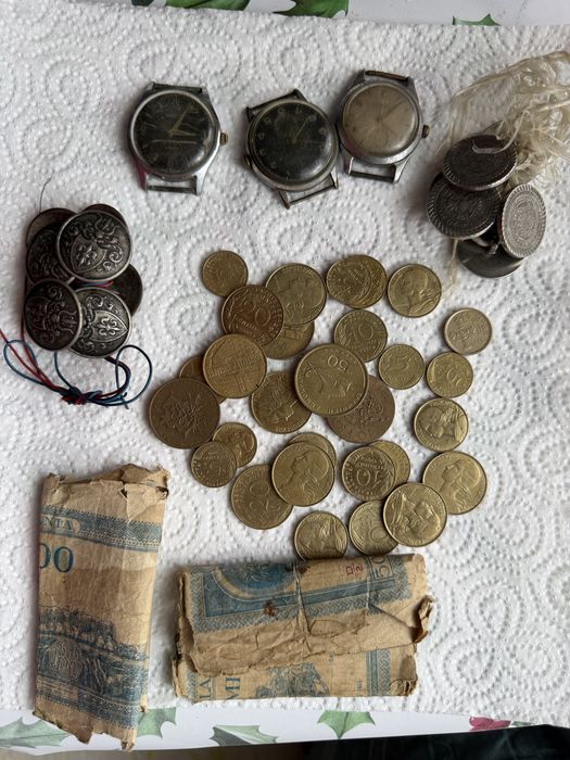 Tablouri Vechi si banuti ceasuri si bani nasturi