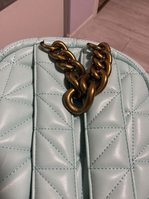 Раница с метална златиста дръжка