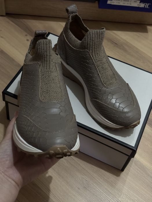 Продам кроссовки