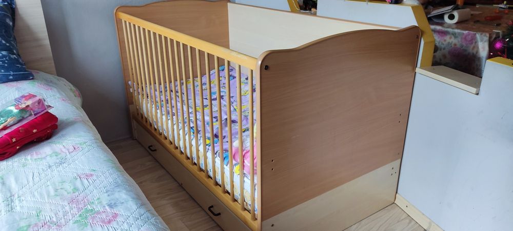 Детско легло дървено на две нива с чекмедже