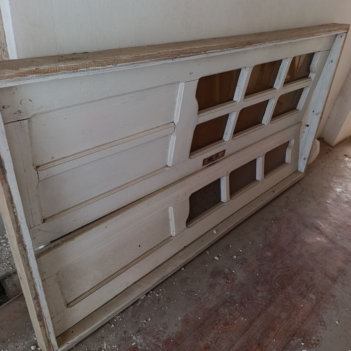 Eshik baquvvat va rossiski Boyi 2.05 Eni 1.05 rochkalari joyida