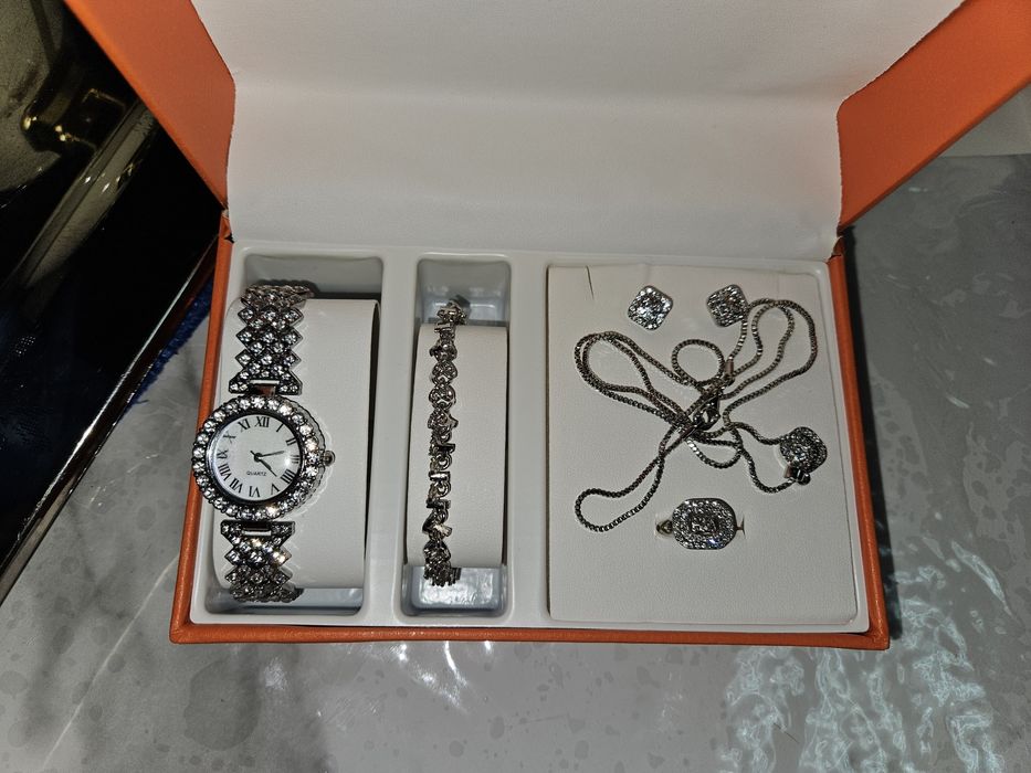 Абсолютно новый набор украшений