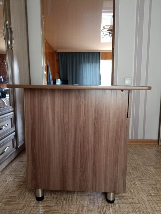 Продам стол школьный