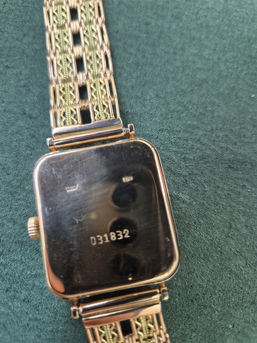 Золотые часы с браслетом