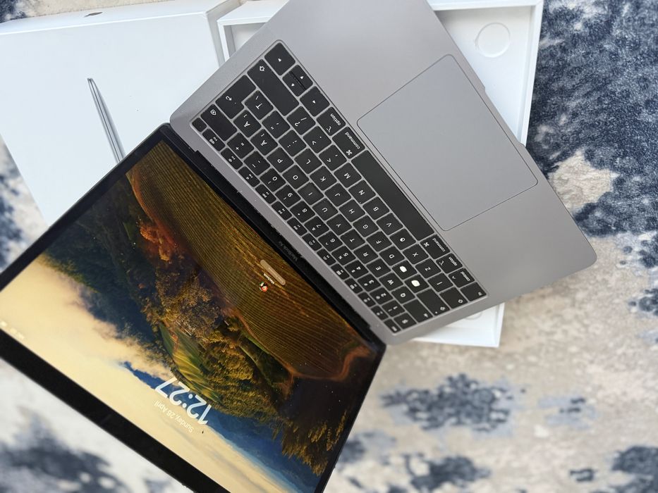 Macbook Air 2019 , La cutie  in stare buna , I5 , 8GB  Baterie ok.