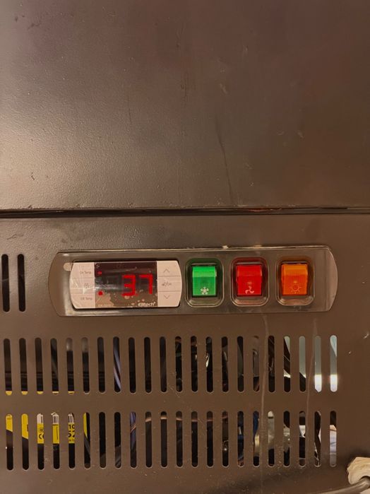 Сладкарска хладилна витрина