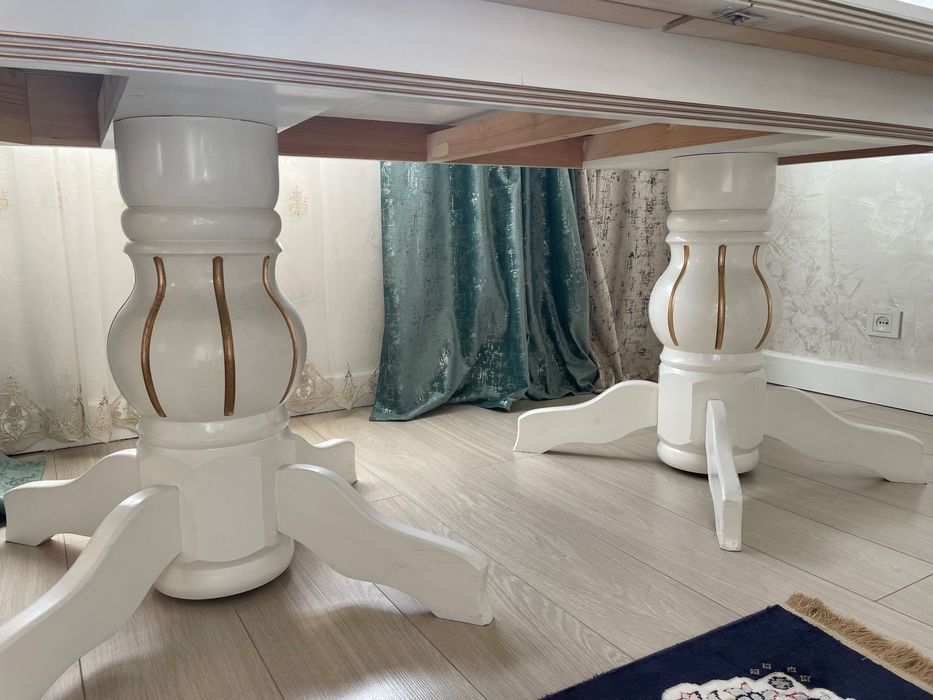 Срочно продам стол и диван