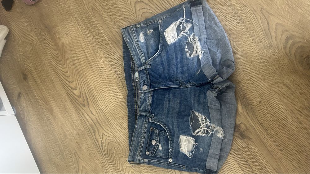Blugi scurti rupti h&m