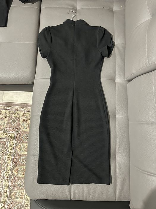 Черное платье обтягивающее