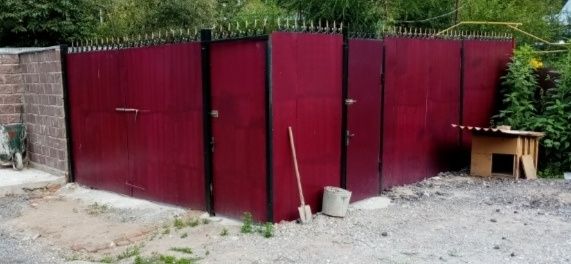 Ворота с калиткой, высота 3 метра.