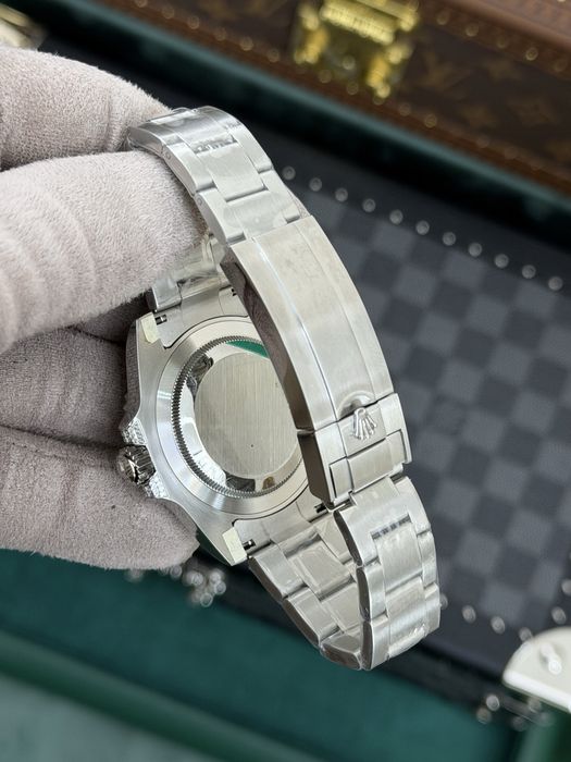 Rolex Submariner Date 40mm Blue Dial – Sapphire Diamond Bezel