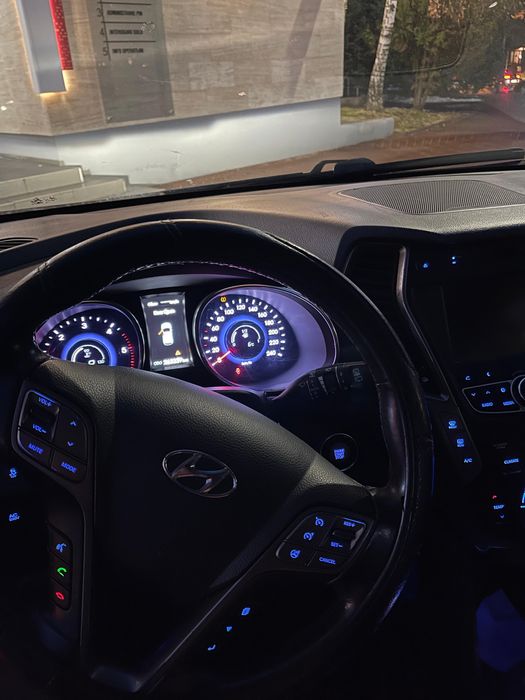 Hyundai Hyundai Grand Santa Fe 4x4 – 7 locuri – avariat – full opțiuni