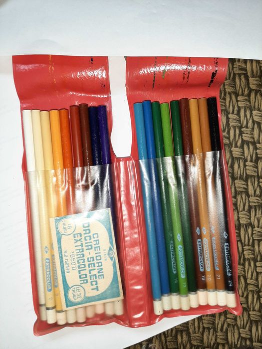 Creioane noi anii 1980 30 buc +4 carioci