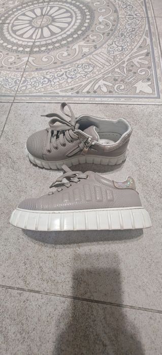 Кроссовки 33размера кожаные