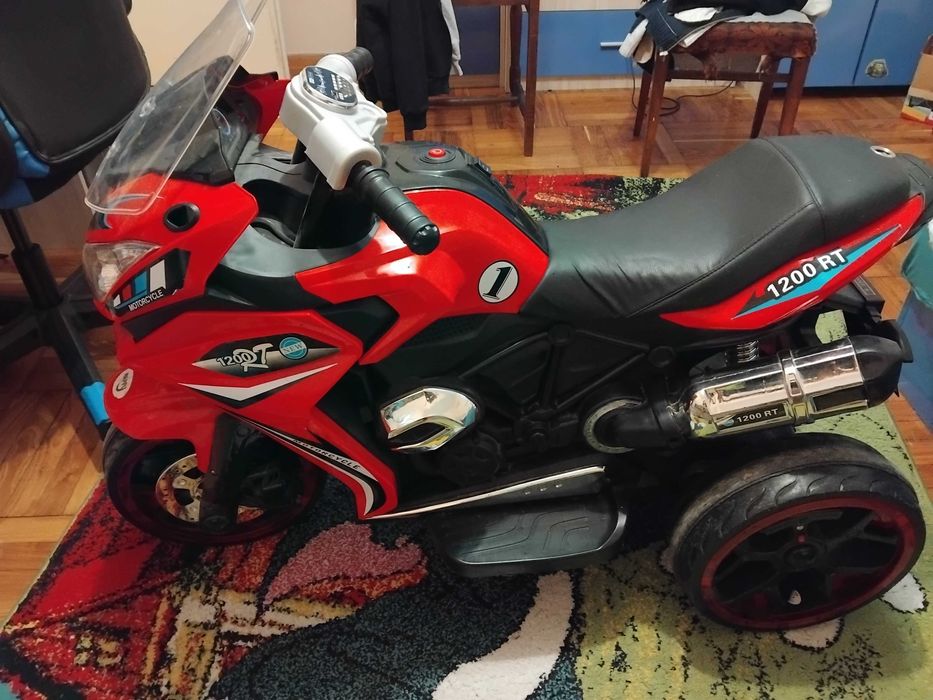 Акомулаторен мотор за деца