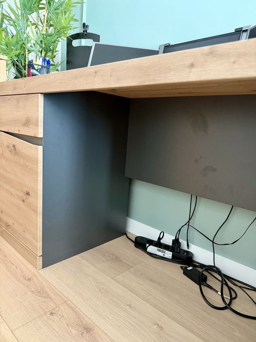 Стилно бюро с чекмеджета – чисто ново (Moemax)