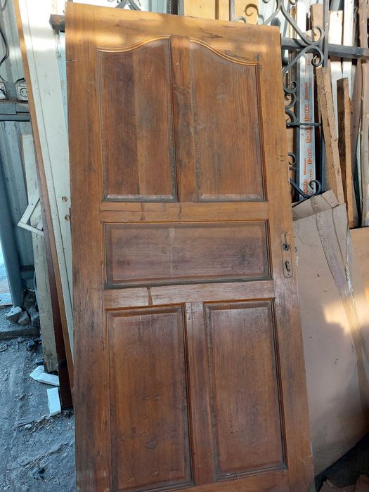 двери деревянные