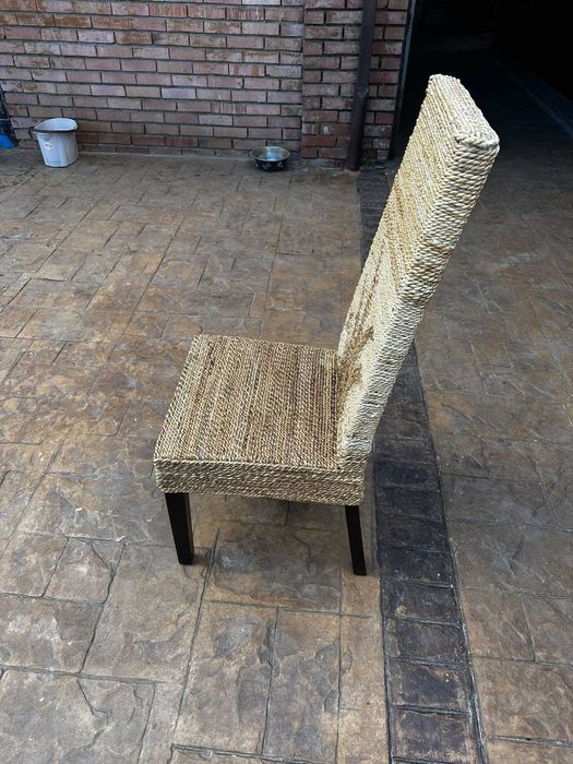 масивни дървени столове  и дървени маси