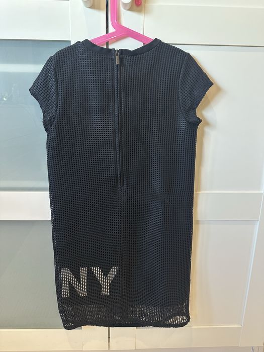 Елегантна  детскачерна рокля на DKNY за момиче