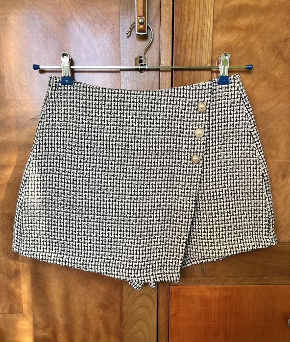 Pantaloni tip fusta mini